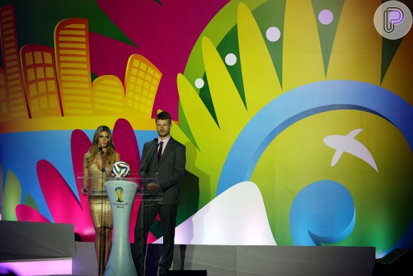 Fernanda Lima e Rodrigo Hilbert apresentam sorteio dos grupos Copa do Mundo 2014, na Costa do Sauípe, na Bahia, em 6 de dezembro de 2013