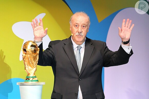 O técnico da Espanha Vicente Del Bosque trouxe a taça da Copa do Mundo para o evento