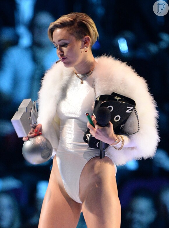 Miley ganhou o prêmio de Melhor Clipe com a canção 'Wrecking Ball' no último VMA. O vídeoclipe foi dirigido pelo fotógrafo Terry Richardson