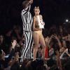 Miley cantou 'We Can't Stop' e 'Blurred Lines' com o cantor Robin Thicke, no VMA