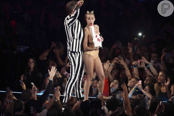 Miley cantou 'We Can't Stop' e 'Blurred Lines' com o cantor Robin Thicke, no VMA