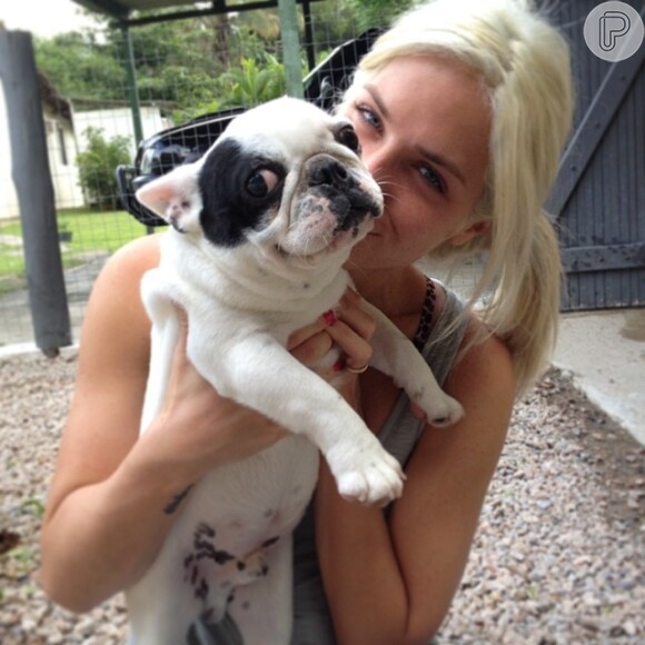 Giovanna Ewbank posa com cachorro em manifesto ao fechamento da Suipa, em 6 de dezembro de 2013