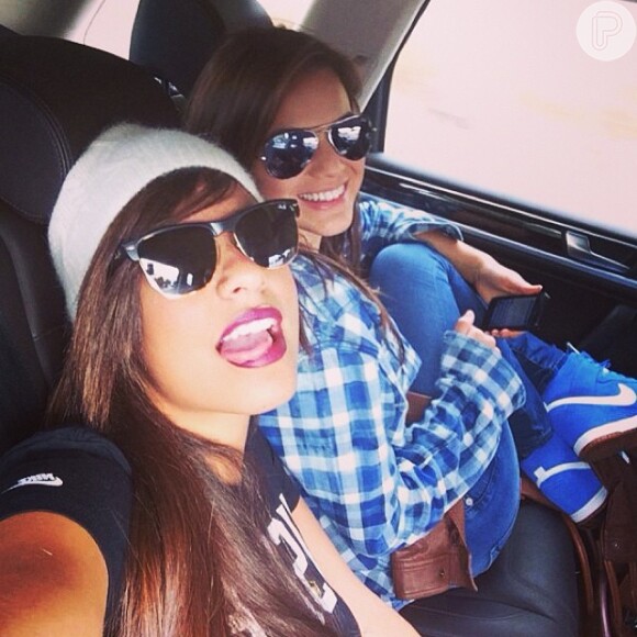 Bruna Marquezine e a cunhada são inseparáveis. Recentemente, eles se fotografaram no carro a caminho de um jogo de basquete