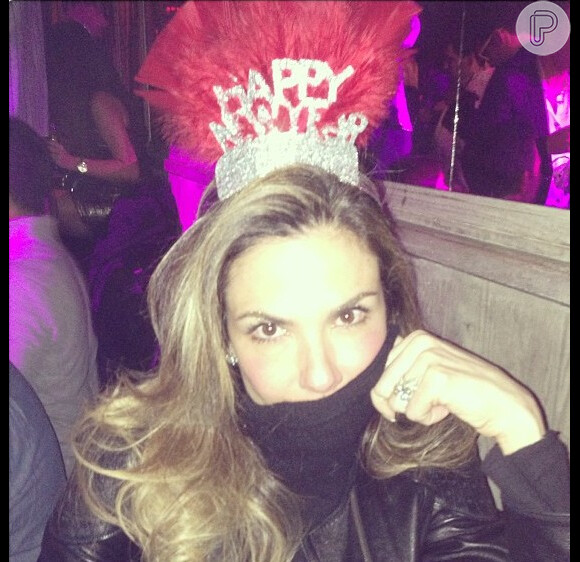 Luciana Gimenez usa coroa de 'Feliz ano novo'