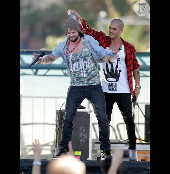 Max George e Jay McGuiness do The Wanted durante performance no Festival de Música iHeartRadio em 21 de setembro de 2013