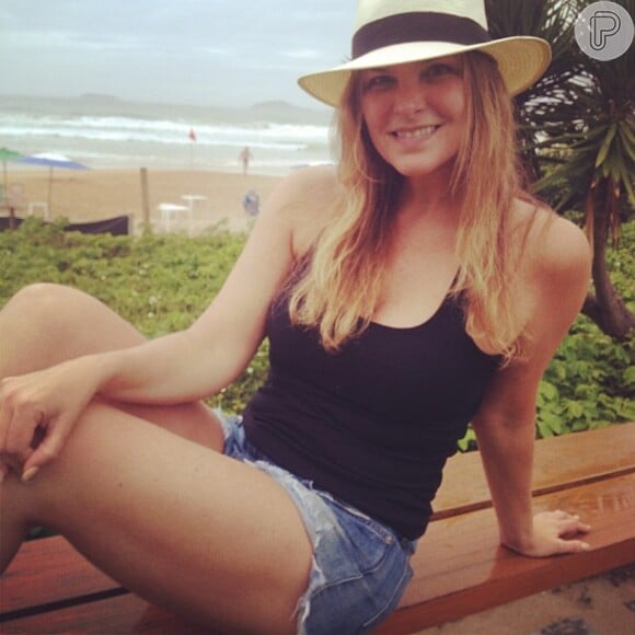 Cristiana Oliveira compartilhou com seus fãs uma foto em que aparece de shortinho e exibindo as pernas durante uma viagem a Búzios, em janeiro de 2013 