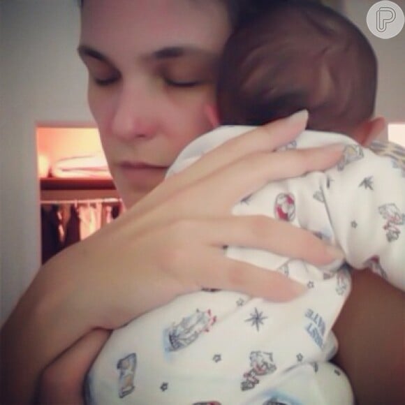 Cristiana Oliveira está babando pelo netinho e divide alguns momentos especiais com fotos nas redes sociais