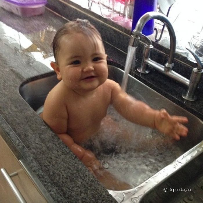 Olha O Netinho Da Cristiana Oliveira Se Refrescando Na Pia Um Momento Como Esse E Dificil De Nao Compartilhar Nas Redes Sociais Ne Da Pra Ficar Triste Um Se Purepeople