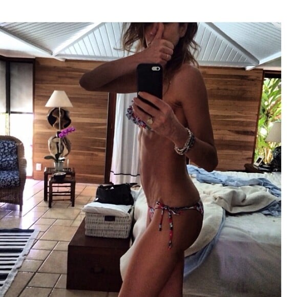 Luciana Gimenez postou fotos de biquíni no Instagram e rebateu críticas dos internautas: 'Inveja, povo. Vai correr, vai que eu estou indo para a academia. Olha o colesterol', escreveu ela 