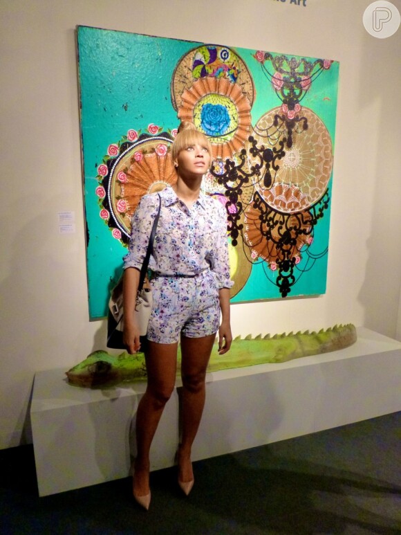 Beyoncé tira foto ao lado de pintura na feira de artes de Miami