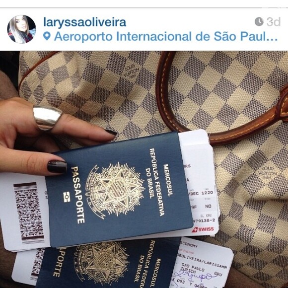 Laryssa Oliveira exibindo os bilhetes de viagem e o passaporte para ir para a Espanha