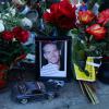 Flores e fotos de Paul Walker são colocadas no local onde ocorreu o acidente