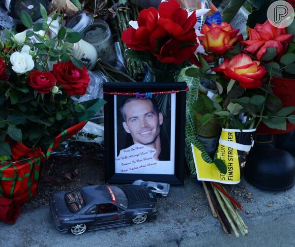 Flores e fotos de Paul Walker são colocadas no local onde ocorreu o acidente