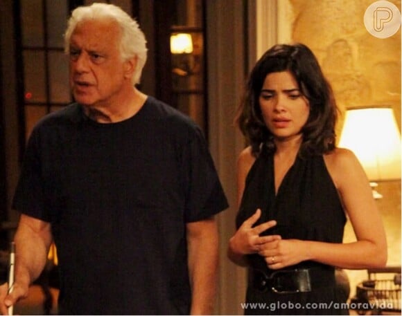 César (Antonio Fagundes) desconfia que Aline (Vanessa Giácomo) pegou a procuração, mas a ex-secretária deixa uma folha em branco no cofre