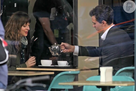 Jamie Dornan e Dakota Johnson filmam como Anastasia Steele e Christian Grey em '50 Tons de Cinza'