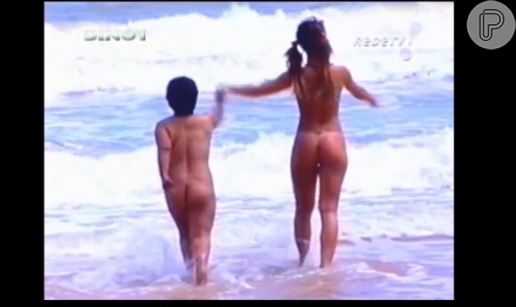 Sem medo de ser feliz, Sabrina Sato fez uma matéria em uma praia de nudismo e tirou a roupa para o 'Pânico na TV', da Rede TV!