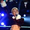 Miley Cyrus aposta em look de mamãe noel sexy para se apresentar no tradicional show Jingle Ball Z100, no Madison Square Garden, em Nova York, no último sábado, 13 de dezembro de 2013