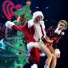 Miley Cyrus sensualiza com Papai Noel no tradicional show Jingle Ball Z100, no Madison Square Garden, em Nova York, no último sábado, 13 de dezembro de 2013