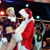Miley Cyrus sensualiza com Papai Noel no tradicional show Jingle Ball Z100, no Madison Square Garden, em Nova York, no último sábado, 13 de dezembro de 2013