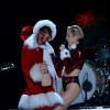 Miley Cyrus faz dança obscena com Papai Noel em sua apresentação no tradicional show Jingle Ball Z100, no Madison Square Garden, em Nova York, no último sábado, 13 de dezembro de 2013