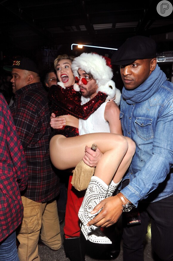 Miley Cyrus com Papai Noel após sua apresentação no tradicional show Jingle Ball Z100, no Madison Square Garden, em Nova York, no último sábado, 13 de dezembro de 2013