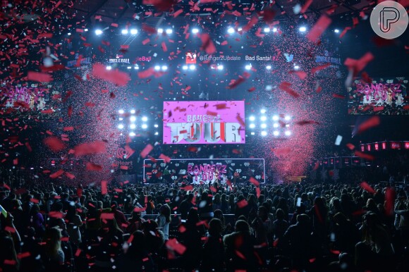 Show da cantora Miley Cyrus aposta no tradicional show Jingle Ball Z100, no Madison Square Garden, em Nova York, no último sábado, 13 de dezembro de 2013