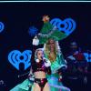 Miley Cyrus dança com 'árvore de Natal' no tradicional show Jingle Ball Z100, no Madison Square Garden, em Nova York, no último sábado, 13 de dezembro de 2013