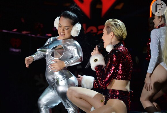Miley Cyrus ao lado de 'gnomo de Natal' em sua apresentação no tradicional show Jingle Ball Z100, no Madison Square Garden, em Nova York, no último sábado, 13 de dezembro de 2013