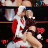Miley Cyrus dança sexy ao lado de Papai Noel no tradicional show Jingle Ball Z100, no Madison Square Garden, em Nova York, no último sábado, 13 de dezembro de 2013