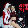 Miley Cyrus faz dança obscena com Papai Noel em sua apresentação no tradicional show Jingle Ball Z100, no Madison Square Garden, em Nova York, no último sábado, 13 de dezembro de 2013