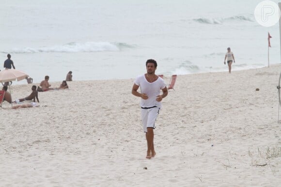 O ator Cauã Reymond foi visto correndo na praia da Barra da Tijuca, Zona Oeste do Rio de Janeiro, nesse domingo, 15 de dezembro de 2013