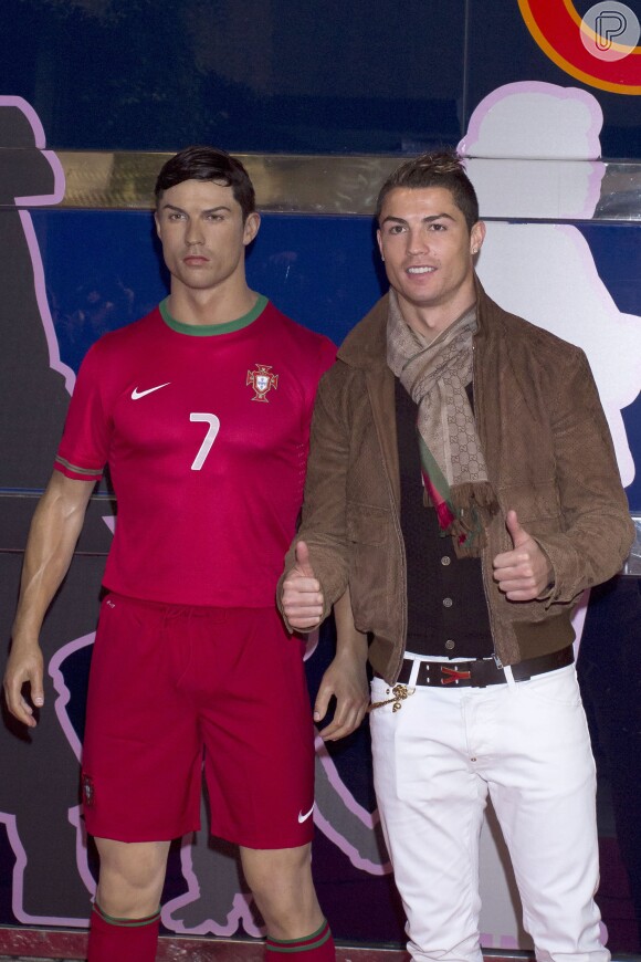 Cristiano Ronaldo posa ao lado de sua estátua de cera