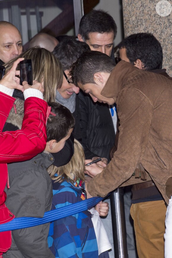Cristiano Ronaldo dá autógrafos durante inauguração