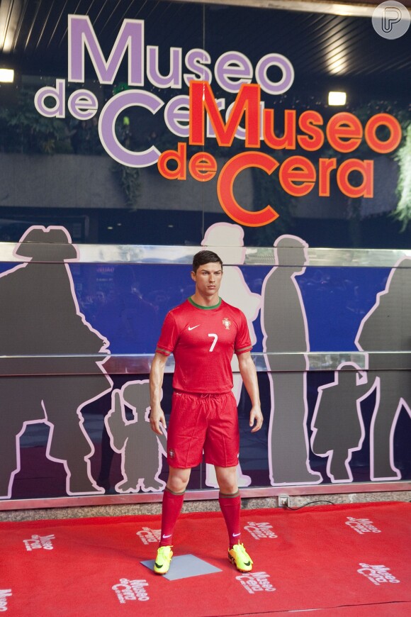 O local tem uma estátua de cero do craque da seleção portuguesa em tamanho real