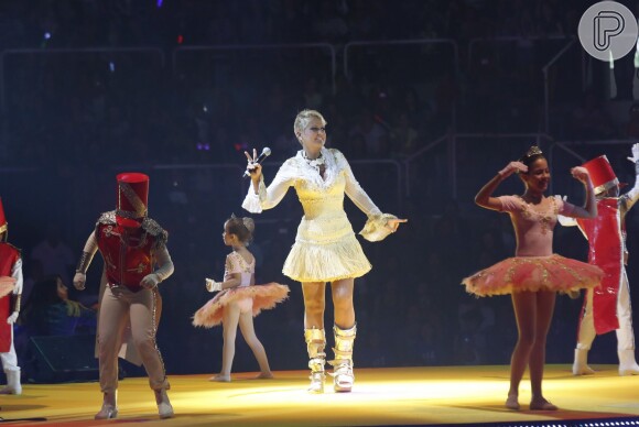 Mesmo depois de ter colocado a bota ortopédica, Xuxa continuou cumprindo seus compromissos profissionais, como a gravação de seu programa na Globo e o show de Natal no Maracanãzinho