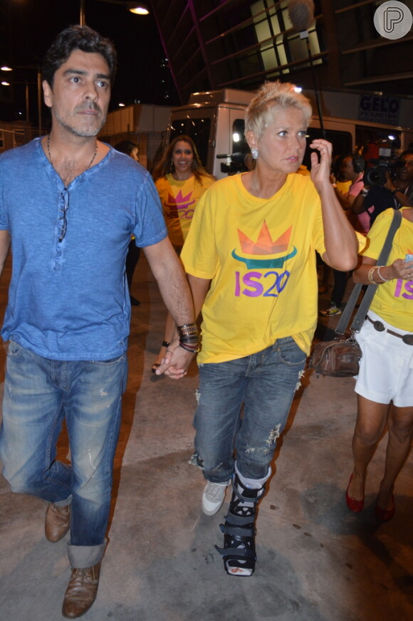 Xuxa foi com o pé imobilizado e na companhia do namorado Junno Andrade ao show de Ivete Sangalo na Bahia