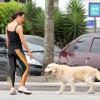 Carolina Ferraz passeia com seu cachorro no Rio de Janeiro