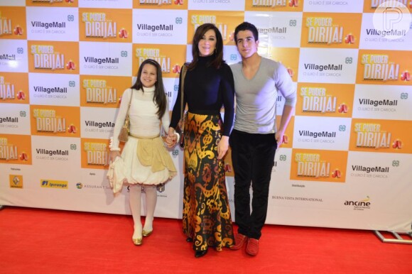 Claudia Raia se divertiu com os filhos Enzo e Sofia na pré-estreia do filme 'Se Puder... Dirija', em agosto de 2013
