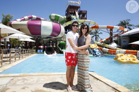 Enzo Celulari e a mãe, Claudia Raia, aproveitam o sol de Fortaleza em um  parque aquático antes da estreia do musical 'Crazy for You', em julho de 2013