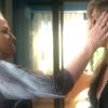 Magnólia (Vera Holtz) tenta agredir Luciane (Grazi Massafera) novamente, mas a mulher a impede segurando a mão da sogra, na novela 'A Lei do Amor'