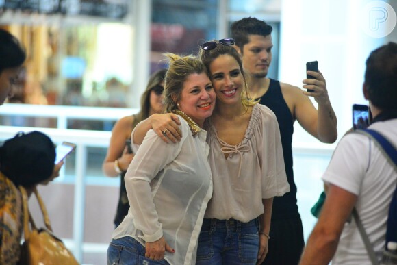 Wanessa Camargo posa para fotos com fãs em aeroporto no Rio de Janeiro