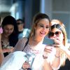 Wanessa Camargo faz selfie com fã no aeroporto Santos Dumont