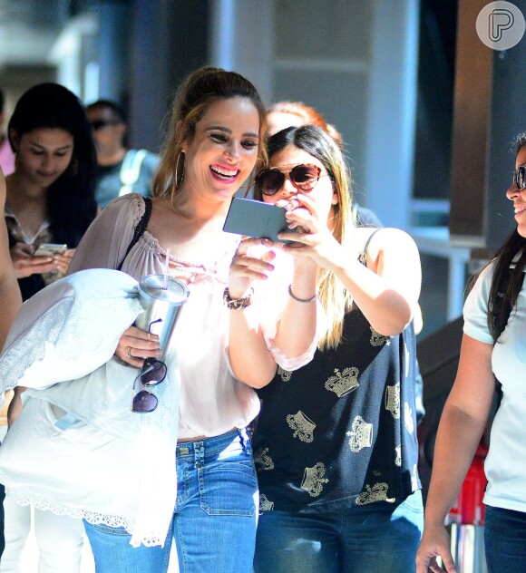 Wanessa Camargo faz selfie com fã no aeroporto Santos Dumont