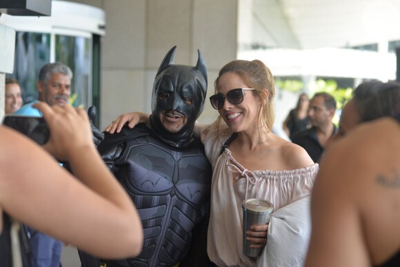 Wanessa Camargo se diverte ao posar com fã fantasiado de Batman