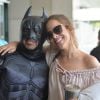 Wanessa Camargo é cercada de fãs e posa com 'Batman' em aeroporto nesta quarta-feira, dia 19 de outubro de 2016