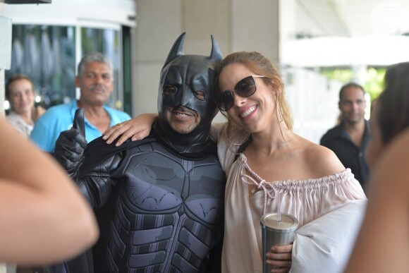 Wanessa Camargo é cercada de fãs e posa com 'Batman' em aeroporto nesta quarta-feira, dia 19 de outubro de 2016