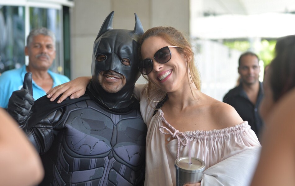 Wanessa Camargo é cercada de fãs e posa com 'Batman' em aeroporto. Fotos! -  Purepeople