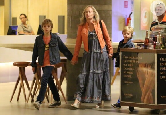 Joaquim e Benício são clicados de mãos dadas com a mãe, Angélica, em passeio no shopping