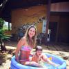 Nesta quarta-feira, 18 de dezembro de 2013, Luana Piovani curte piscina de plástico com o filho em Fernando de Noronha