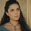 Aruna (Thais Melchior) oferece ajuda para Yana (Luciana Braga) quando a misteriosa diz ser hebreia, na novela 'A Terra Prometida'